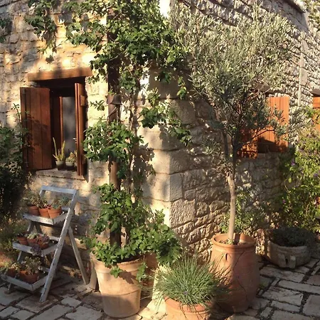 Traditionelles Steinhaus In Friedlichem Bergdorf, Privatsphaere, Einzigartige Aesthetik Und Schoene Aussicht Holiday home